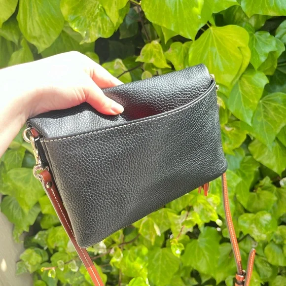 Dooney & Bourke Black Pebbled Leather Zipper Clutch Crossbody Bag Red Interior - Picture 7 of 16